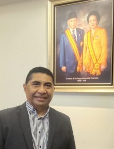 BERSIHKAN KERIKIL DALAM SEPATU PRESIDEN