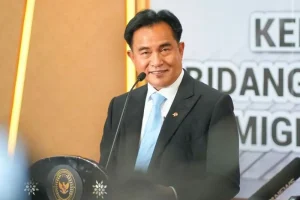 Menko Yusril Ihza Mahendra menandatangani pakta integritas untuk pembangunan Zona Integritas, menciptakan pemerintahan bebas korupsi dan birokrasi bersih.