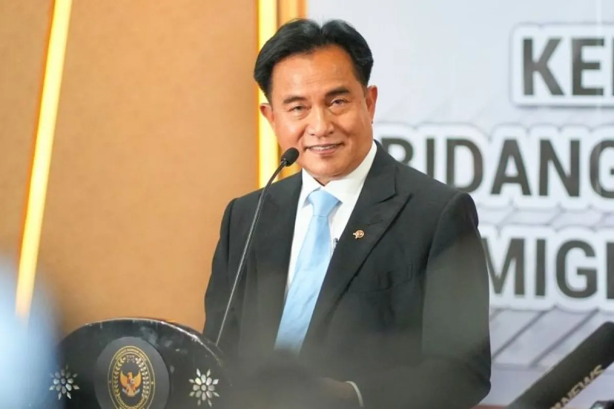 Menko Yusril Ihza Mahendra menandatangani pakta integritas untuk pembangunan Zona Integritas, menciptakan pemerintahan bebas korupsi dan birokrasi bersih.