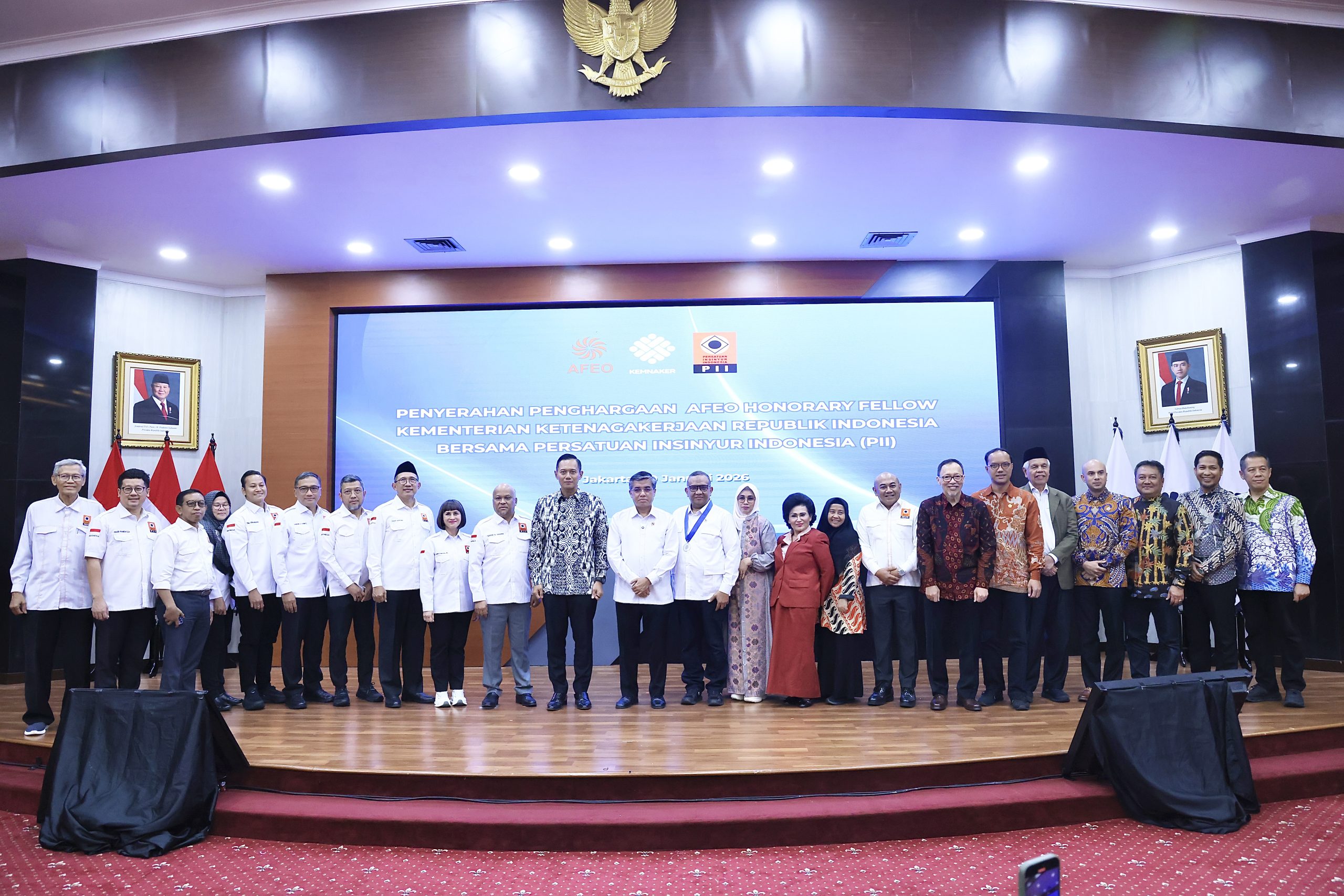 Ketua Umum PII Ilham Habibie Serahkan Penghargaan Insinyur ASEAN kepada Wamenaker Afriansyah Noor