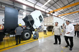 Presiden Prabowo menyambangi fasilitas perakitan kendaraan berbasis listrik milik PT VKTR Sakti Industries di Magelang